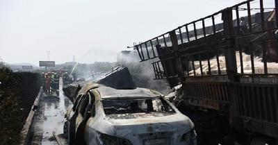  高速5车连撞起火 :事发京港澳高速 现场浓烟四